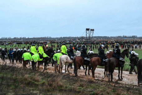 Berittene Polizisten&nbsp;am 14. Januar 2023 w&auml;hrend der Gro&szlig;demonstration gegen den Abriss des Dorfes L&uuml;tzerath
