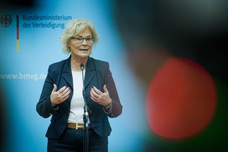 Rücktritt / Deutsche Verteidigungsministerin Lambrecht bittet um Entlassung