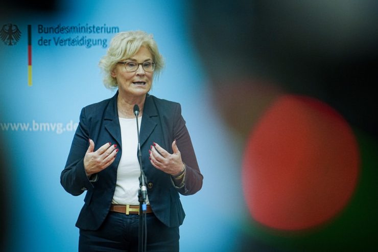 Rücktritt / Deutsche Verteidigungsministerin Lambrecht bittet um Entlassung