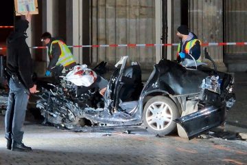 Berlin / Auto kracht in Brandenburger Tor - Toter Mann im Wagen gefunden