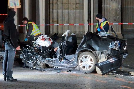 Berlin / Auto kracht in Brandenburger Tor - Toter Mann im Wagen gefunden