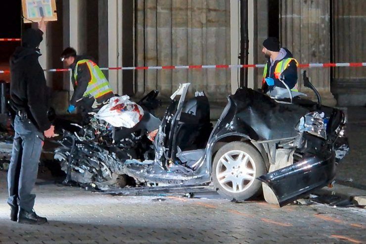 Berlin / Auto kracht in Brandenburger Tor – Toter Mann im Wagen gefunden