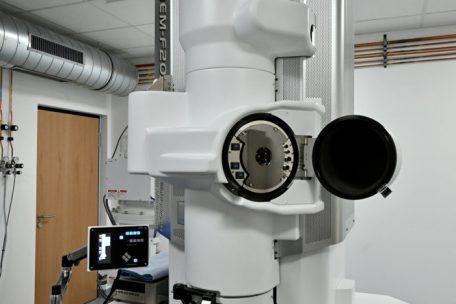 Das TEM im LIST reicht bis zur Decke. Mit den silbernen Knöpfen und Reglern kann unter anderem der Elektronenstrahl feinjustiert werden.