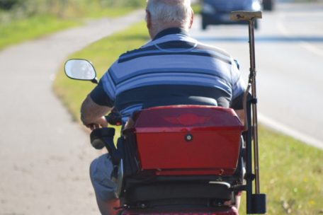 Solche Krankenfahrst&uuml;hle brauchen ein Versicherungskennzeichen, sobald sie schneller als sechs Kilometer pro Stunde fahren k&ouml;nnen