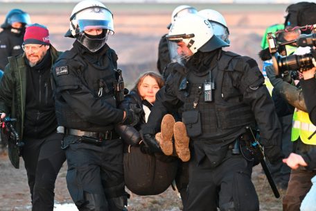 Umweltaktivismus / Proteste in Nordrhein-Westfalen halten weiter an - Greta Thunberg von Polizei weggetragen