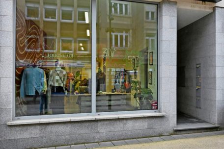 Das Geschäft in der avenue Grande-Duchesse Charlotte bietet Kleidung für Frauen und Männer sowie Accessoires an