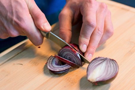 Seit alters her ist die hustenlösende Wirkung von Zwiebeln und Zwiebelsaft bekannt