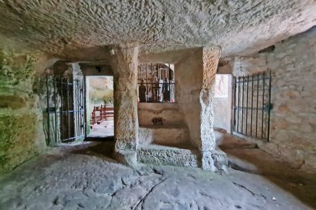 Petrusstal / Schlechter Zustand: An der Quirinuskapelle nagt der Zahn der Zeit