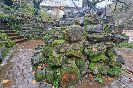 Der Quelle am Fu&szlig; der Kapelle werden heilende Kr&auml;fte nachgesagt