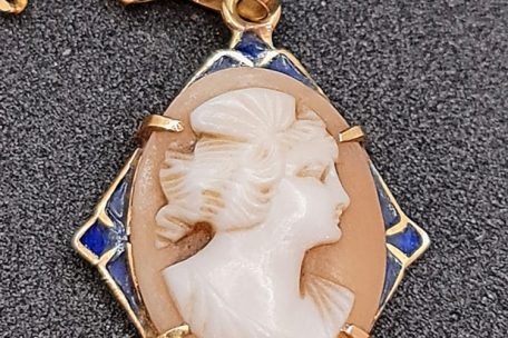 Bei Kamee-Anh&auml;ngern m&uuml;ssen Experten ein gutes Auge beweisen