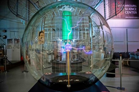 Wissenschaft zum Anfassen: Die Plasma-Blitze im Inneren der Glaskugel k&ouml;nnen von au&szlig;en durch Handlauflegen beeinflusst werden