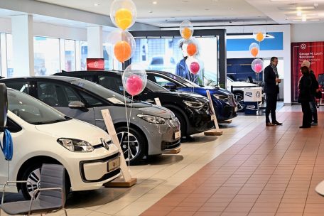 In den Ausstellungsräumen warten die neuesten Modelle auf die Kunden