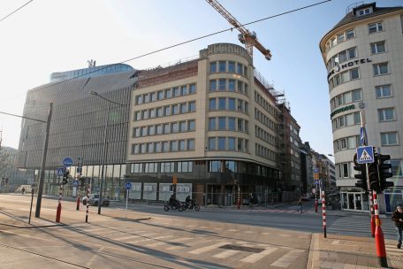 Flie&szlig;ender &Uuml;bergang vom denkmalgesch&uuml;tzten Geb&auml;ude zur neuen Post