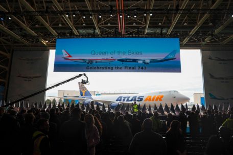 Aktuelle und ehemalige Mitarbeiter, Kunden und geladene G&auml;ste nehmen an einer Zeremonie anl&auml;sslich der Auslieferung der letzten Boeing 747 im Boeing Future of Flight Museum in Everett, Washington, am 31. Januar 2023 teil. 