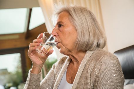 Damit die Schleimhäute im Mund gut befeuchtet sind, sollte man mindestens 1,5 Liter am Tag trinken