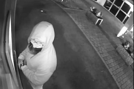 Strassen / Nach zwei Überfällen innerhalb 30 Minuten: Polizei sucht mit Fotos von Verdächtigem nach Zeugen