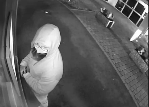 Strassen / Nach zwei Überfällen innerhalb 30 Minuten: Polizei sucht mit Fotos von Verdächtigem nach Zeugen