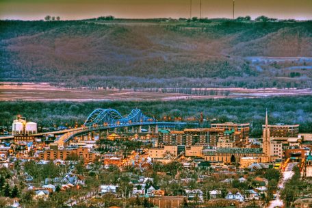 Partnerschaft / Aus Freunden werden Geschwister: Junglinster und La Crosse unterzeichnen „Sister Cities“-Abkommen