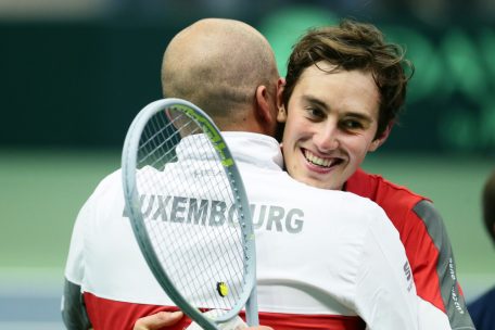 Kapit&auml;n Gilles Muller gratuliert seinem Sch&uuml;tzling Alex Knaff zum Sieg