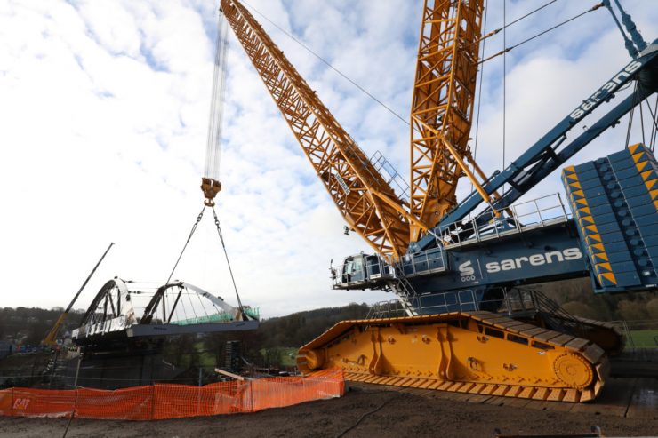 N7 bei Schieren / Kran-Gigant hebt 700-Tonnen-Brücke über die Gleise