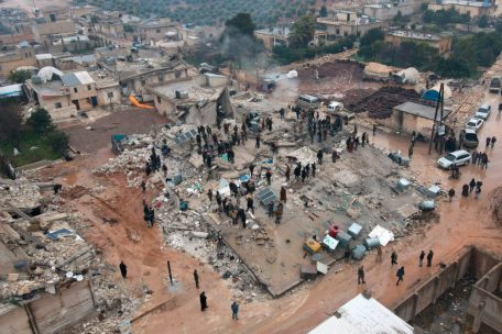 Diese Luftaufnahme zeigt Anwohner, die inmitten der Tr&uuml;mmer eines eingest&uuml;rzten Geb&auml;udes nach einem Erdbeben in der Stadt Jandaris nahe Afrin in dem von Rebellen kontrollierten Teil der Provinz Aleppo nach Opfern suchen.
