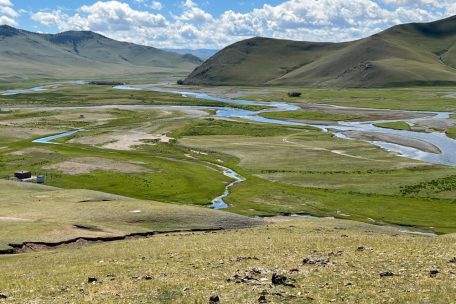 Unglaubliche Weite und ein endlos scheinender Horizont bei Tsetserleg: Nicht zufällig trägt die Mongolei den Beinamen „Land des blauen Himmels“