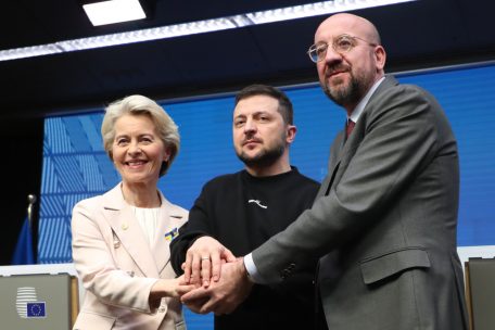 Ursula von der Leyen (l.-r.), Pr&auml;sidentin der Europ&auml;ischen Kommission, Wolodymyr Selenskyj, Pr&auml;sident der Ukraine, und Charles Michel, Pr&auml;sident des Europ&auml;ischen Rates, zeigen w&auml;hrend einer Pressekonferenz anl&auml;sslich eines Sondergipfels des Europ&auml;ischen Rates Zusammenhalt