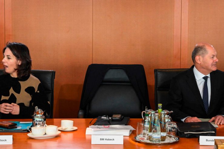 Deutschland / Machtkampf um die Hoheit der deutschen Außenpolitik