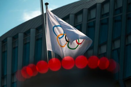 IOC / Rückkehr russicher und belarusischer Sportler? Bach verbittet sich Einmischung der Politik 