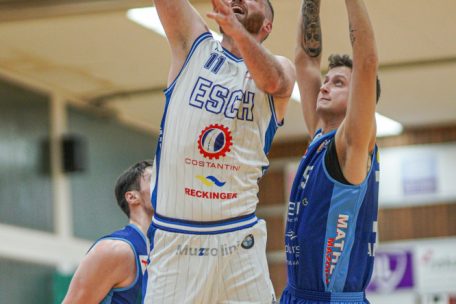 Clancy Rugg (in Wei&szlig;) steuerte einmal mehr 31 Punkte zum souver&auml;nen Escher Erfolg bei