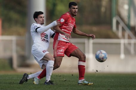 Valentin Steinmetz (l.) und Petingen rangen Fola (hier: Ilyess Jeridi) nieder