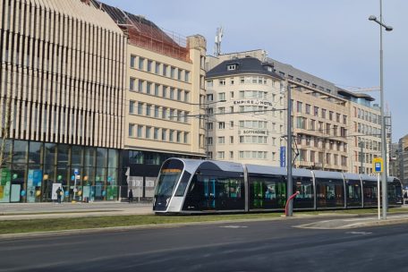 Und auch heute gibt es eine Tram, die durch das Bahnhofsviertel f&auml;hrt &ndash; allerdings sehr viel schneller als fr&uuml;her