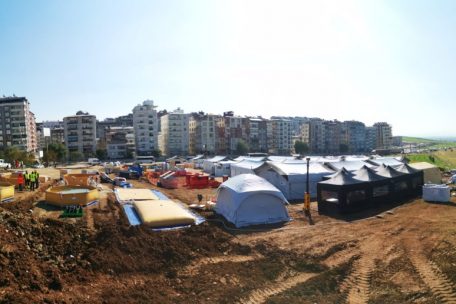 In der akuten Phase nach der Katastrophe waren die Einsatzkräfte des CGDIS am Aufbau eines Basislagers in Hatay beteiligt und haben dafür gesorgt, dass die technische Kommunikation dort funktioniert