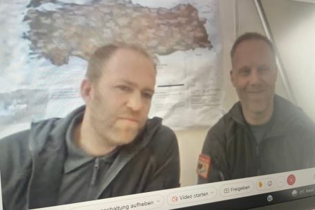 Dass Joé Beckius (l.) und Alain Lang sich per Videokonferenz aus dem Krisengebiet melden können, wurde durch die eigene Arbeit möglich