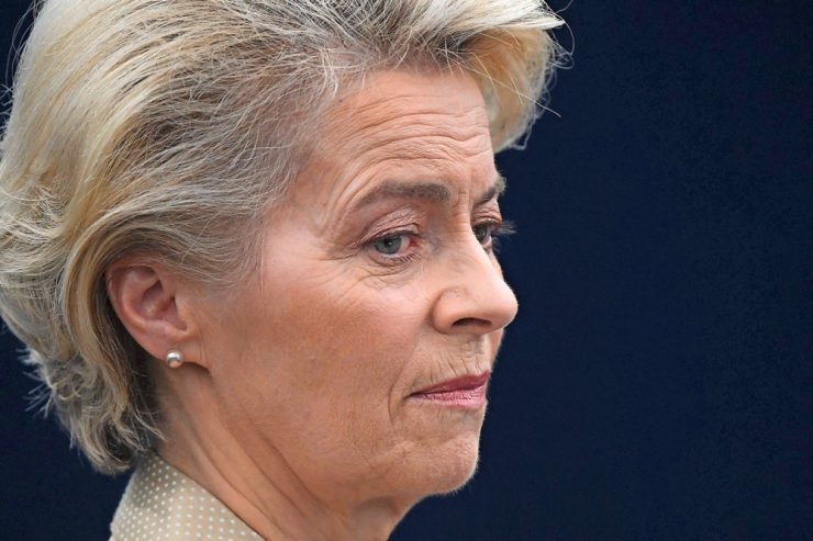 EU / Klagewelle gegen Ursula von der Leyen – Streit um Milliardendeal um Impfstoff mit Pfizer