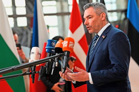 Österreich / Kniefall vor Corona-Schwurblern: Kanzler Nehammer streut wegen „Expertenhörigkeit“ Asche aufs Haupt