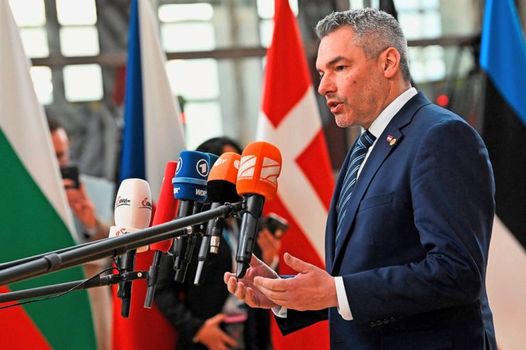 Österreich / Kniefall vor Corona-Schwurblern: Kanzler Nehammer streut wegen „Expertenhörigkeit“ Asche aufs Haupt