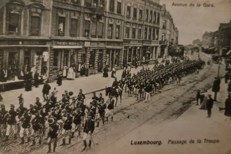 Soldaten ziehen durch die Stra&szlig;en des Bahnhofs
