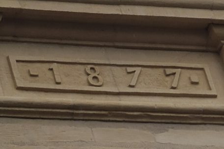 Nur die Details an der Fassade erinnern noch an die lange Geschichte des Geb&auml;udes