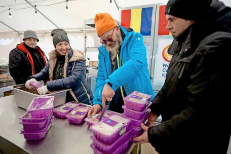 Restaurantbesitzer Denis Stamatescu (2.v.r.) aus&nbsp;Constanța versorgt mit seinen Leuten seit Kriegsbeginn Fl&uuml;chtlinge in Isaccea