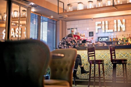 In der Gastrobar &bdquo;Filin&ldquo; im ukrainischen Ismajl versuchen die Menschen der 80.000-Einwohner-Stadt, ein normales Leben zu f&uuml;hren