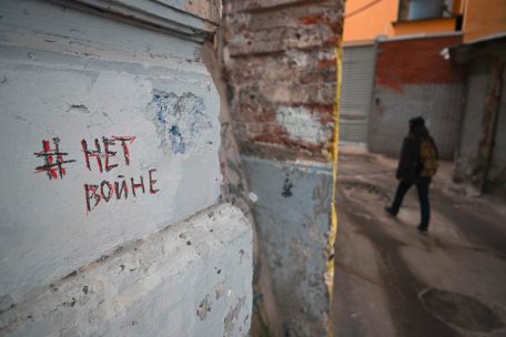 In Moskau hat jemand &bdquo;Nein zum Krieg&ldquo; auf eine Hauswand geschrieben
