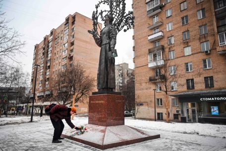 Stiller Protest: Am Fu&szlig; des Denkmals der ukrainischen Dichterin Lessja Ukrainka legt ein Mann Blumen zum Gedenken an die Opfer eines russischen Angriffs auf ein Wohnhaus in der ukrainischen Stadt Dnipro nieder, bei dem Dutzende Menschen ums Leben kamen