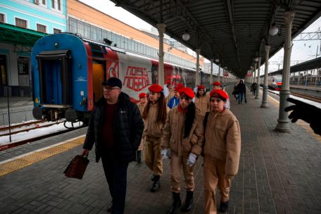 Kinder in Uniform: Das Bild zeigt Kinder der &bdquo;Nationalen milit&auml;r-patriotischen sozialen Bewegungs-Organisation Junarmija&ldquo; auf einem Moskauer Bahnhof. Die Organisation wurde im Jahr 2016 von Wladimir Putin per Erlass gegr&uuml;ndet und soll Kindern und Jugendlichen eine milit&auml;rische Grundausbildung geben.