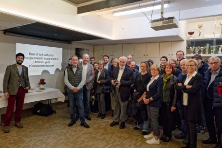 Fotojournalist Lyam Bourrouilhou, aktuell in der Ukraine, konnte nicht zur Vernissage kommen. Daf&uuml;r schickten ihm die Anwesenden ein Erinnerungsfoto.