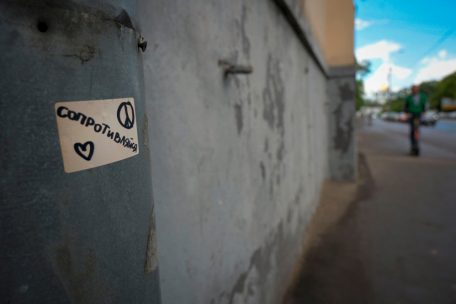 &bdquo;Widerstand&ldquo; steht auf dem Aufkleber, mit dem in Moskau still und heimlich protestiert wird. Anders als in fast allen anderen europ&auml;ischen Staaten wurde in Russland die Meinungsfreiheit abgeschafft.