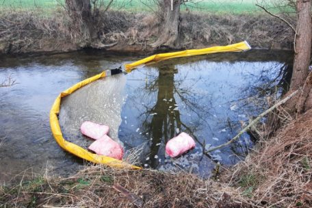 Emeringen / Heizöl in der Umwelt bei Mondorf: Mosel musste mit Ölsperren geschützt werden