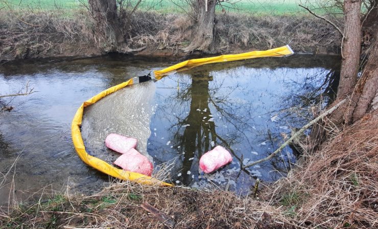 Emeringen / Heizöl in der Umwelt bei Mondorf: Mosel musste mit Ölsperren geschützt werden