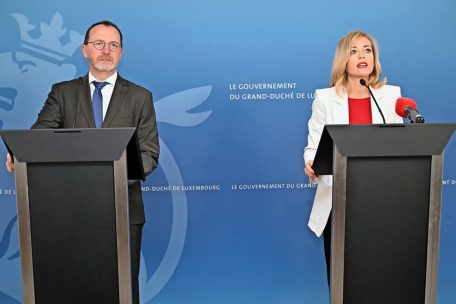 Das Ministerduo Georges Engel und Taina Bofferding bei der Vorstellung der Broschüre