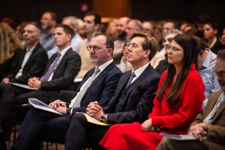Arbeitsminister Georges Engel neben Andrew Bell und Laura Reznikova von der OECD (v.l.n.r.)&nbsp;